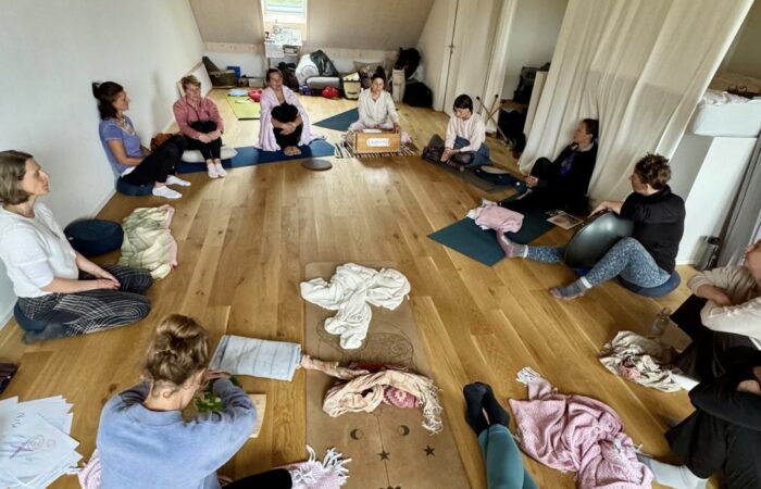 Frauen im Kreis beim Chanten