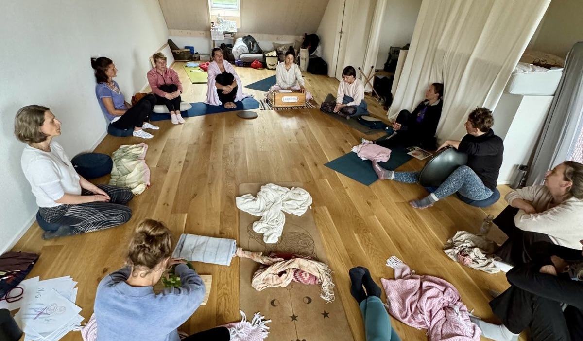 Frauen im Kreis beim Chanten