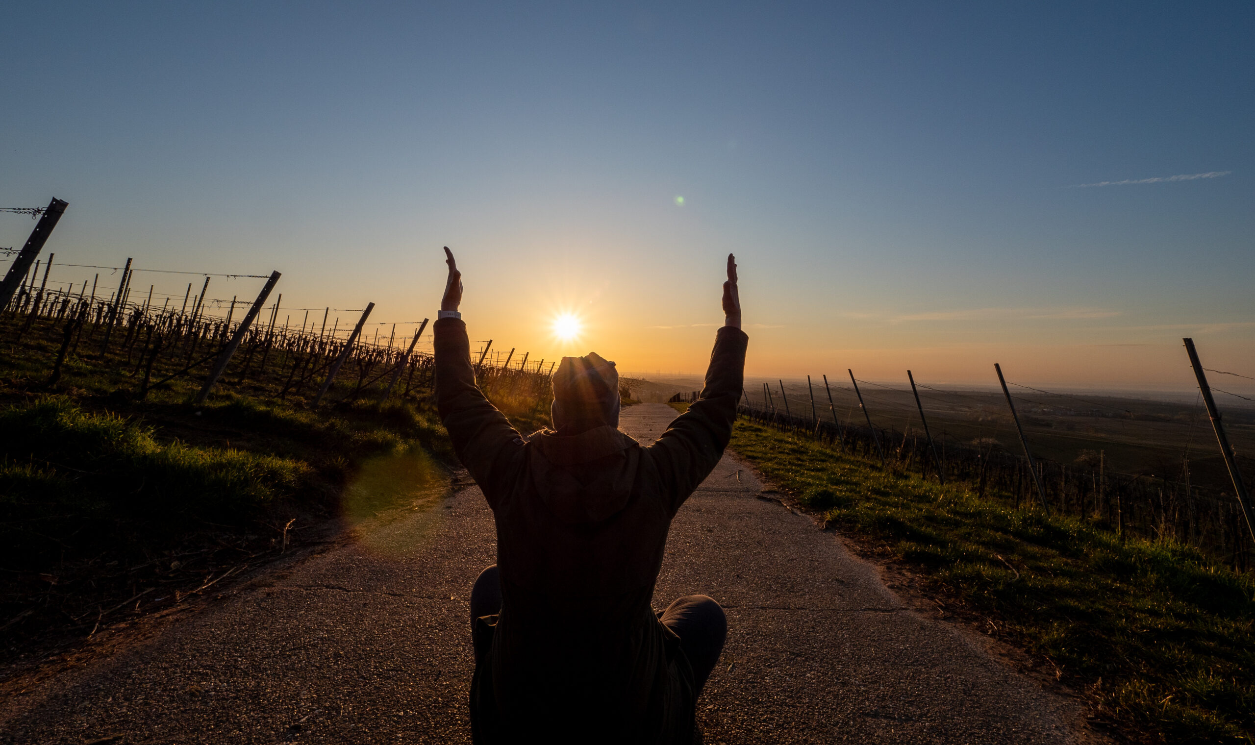 Arme hoch im Sonnenaufgang