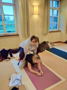 38B12CAF-F049-46AA-8074-738E7566F8C6_1_105_c Unterstützung in der Position des Kindes