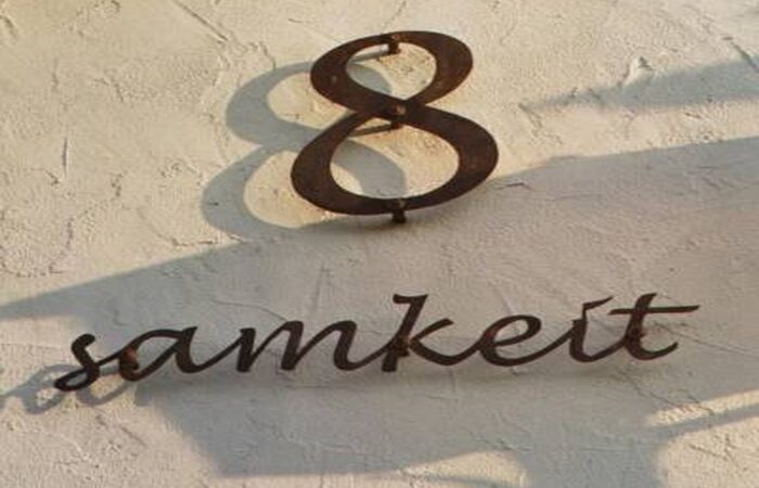 Achtsamkeit an einer Hauswand