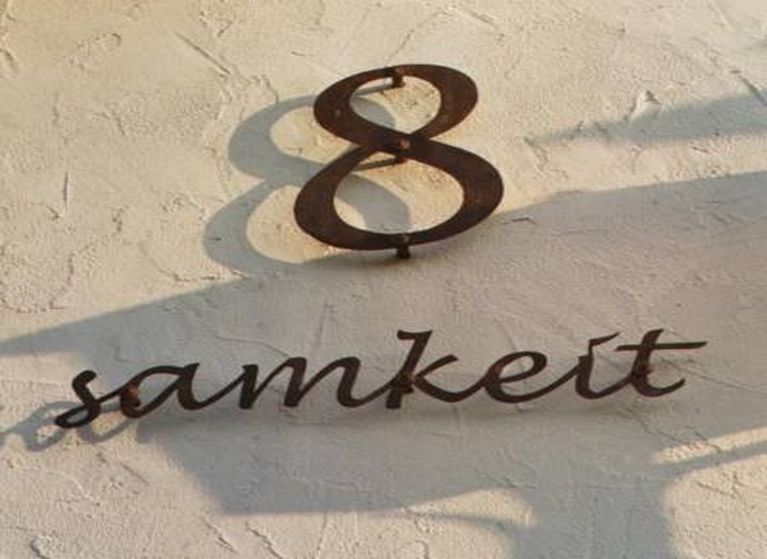 Achtsamkeit an einer Hauswand